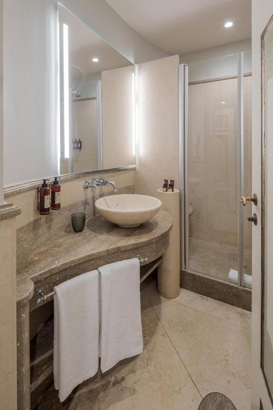 Deluxe Double Room image 3