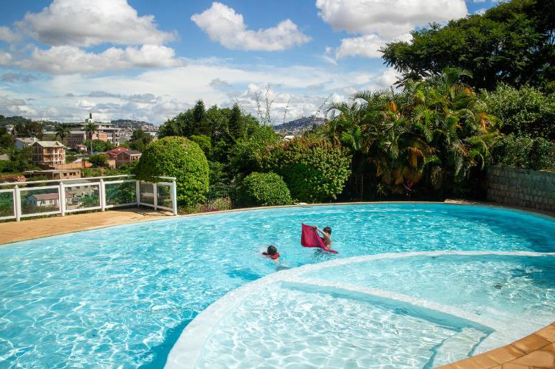 Jardin d'Ivandry Piscine et terrasse - image 1
