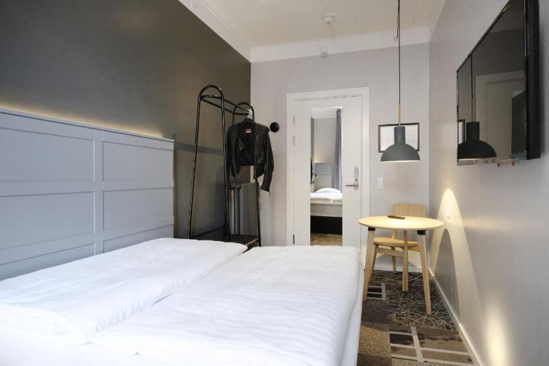 Efficient Double Room with Double Bed image 1