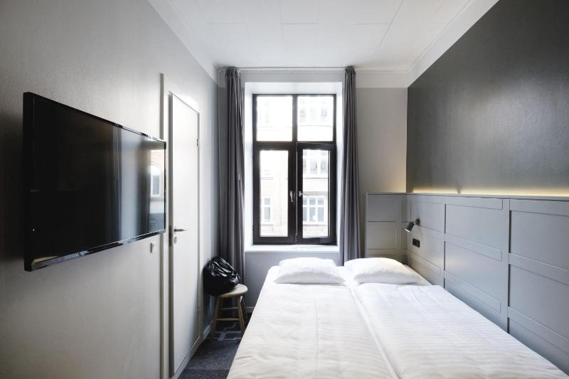 Efficient Double Room with Double Bed image 3