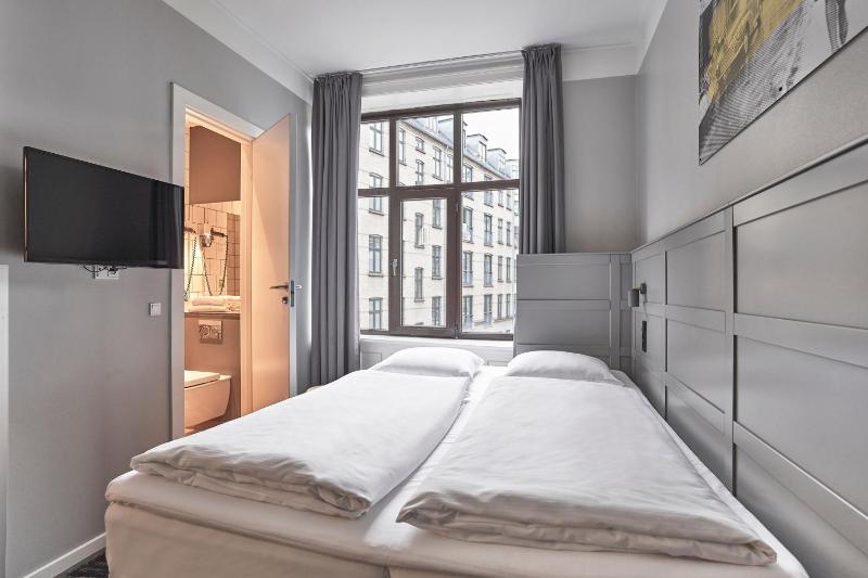 Efficient Double Room with Double Bed image 4