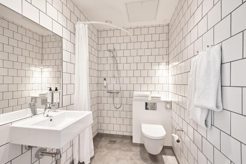 Standard Twin Room image 1