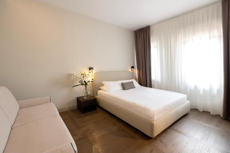 Superior Double Room image 3