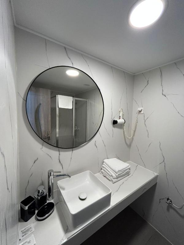 Deluxe Double or Twin Room with City View image 2