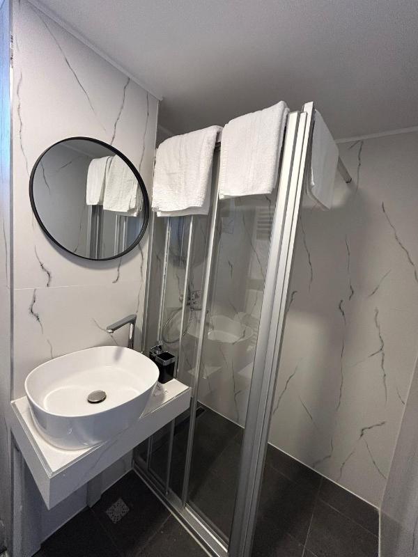 Apartment with Shower image 2