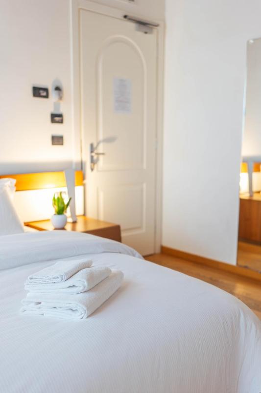 Standard Double Room image 3