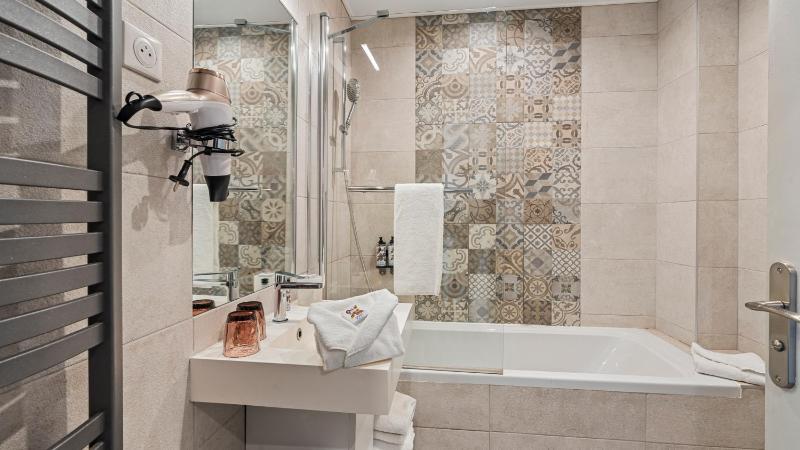 Standard Double Room with City View image 2