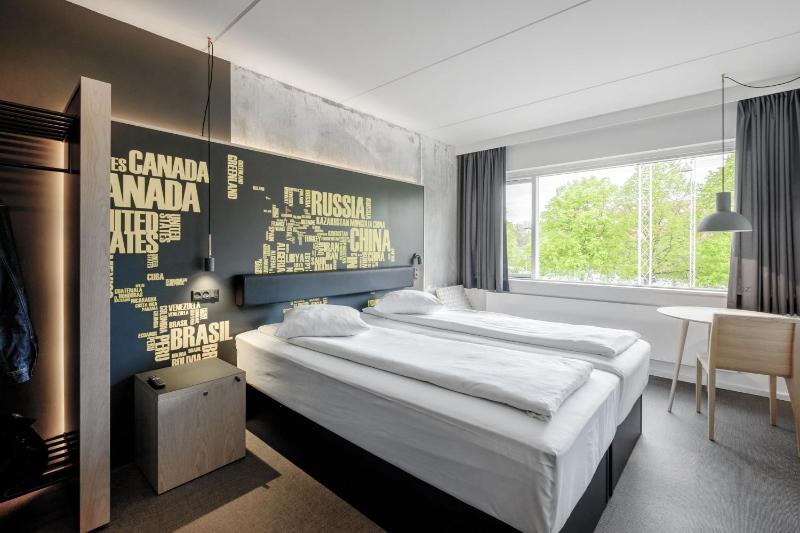 Standard Twin Room image 4