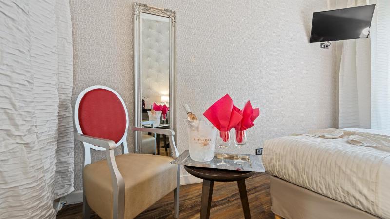 Standard Double Room with City View image 4