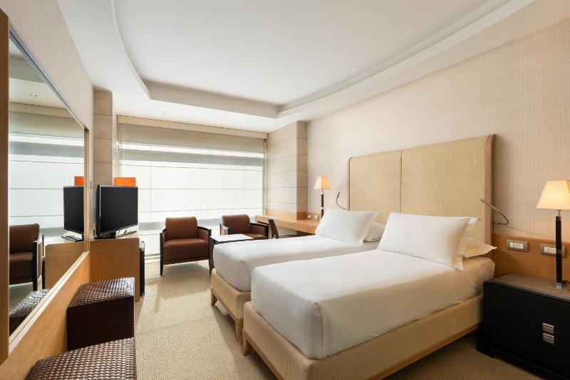 Superior Twin Room image 3