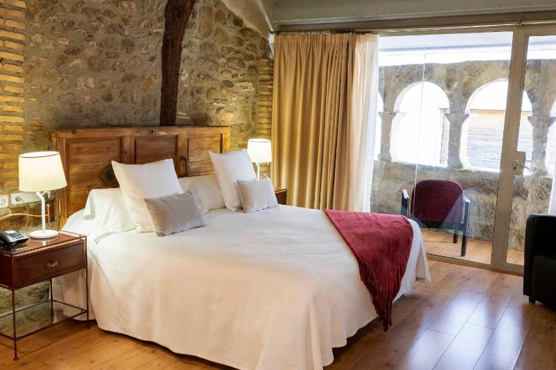 Deluxe Double Room with fireplace and arc image 1