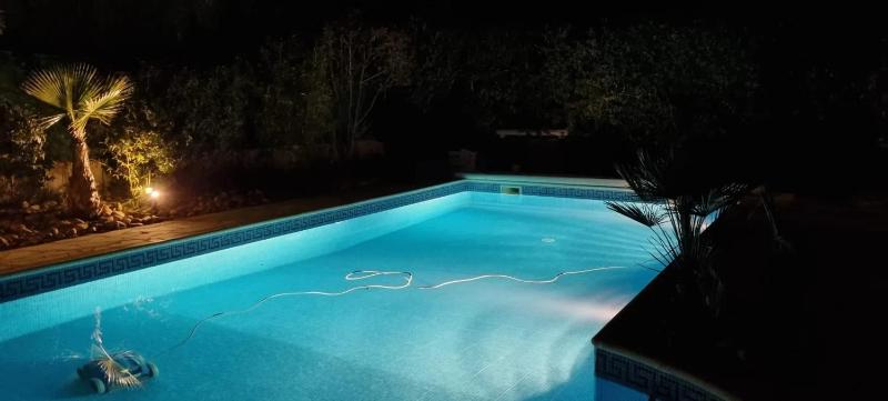 Villa spacieuse à Agde avec piscine et jardin. - image 9