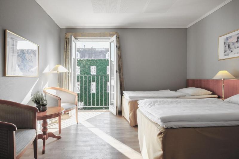 Standard Twin Room with Two Twin Beds image 1