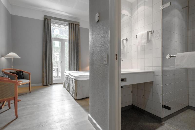 Standard Double Room with Queen Bed image 3