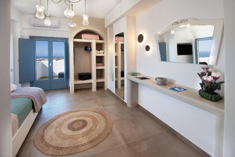 Honeymoon Suite with Hot Tub & Sea View image 2