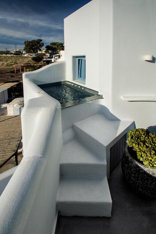 Deluxe Suite with Hot Tub & Sea View image 3