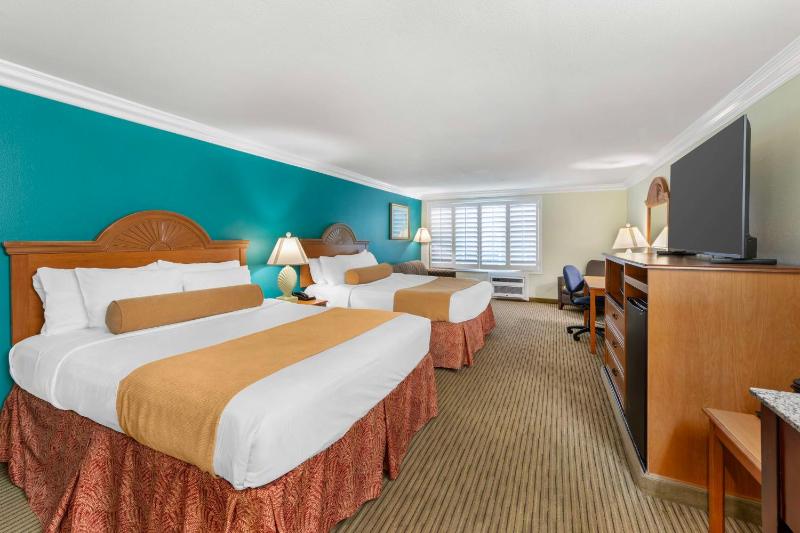 Queen Room with Two Queen Beds image 4