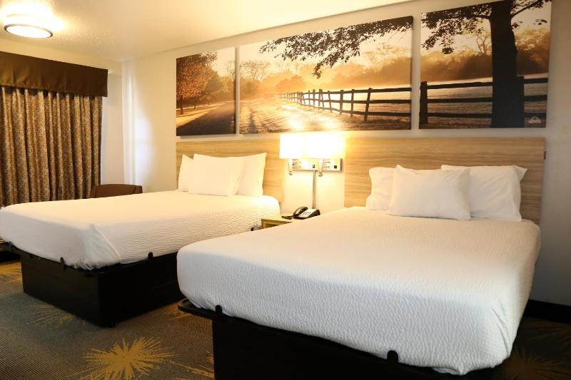 Queen Room with Two Queen Beds - Non-Smoking image 3