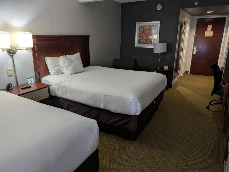Queen Room with Two Queen Beds - Non-Smoking image 3