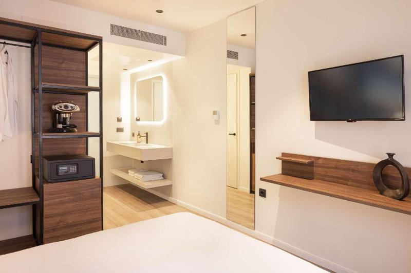 Deluxe Double or Twin Room with Mountain View image 3