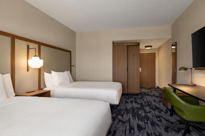 Queen Room with Two Queen Beds - Hearing Accessible image 4