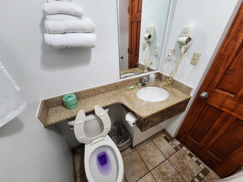 Queen Room image 3