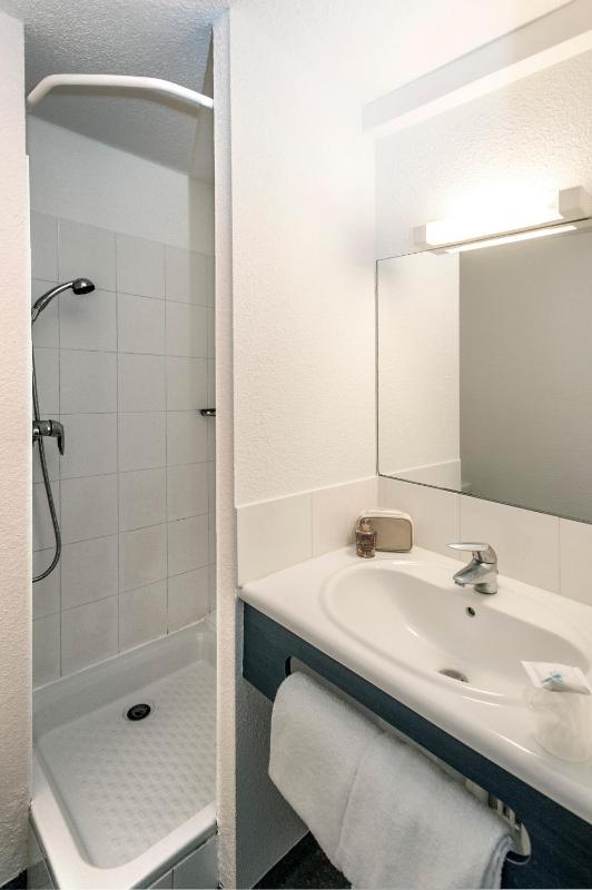 Standard Twin Room image 4