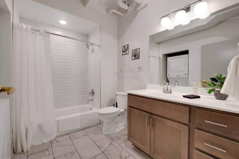Bright and Modern Studio in Louisville # 103 - image 16