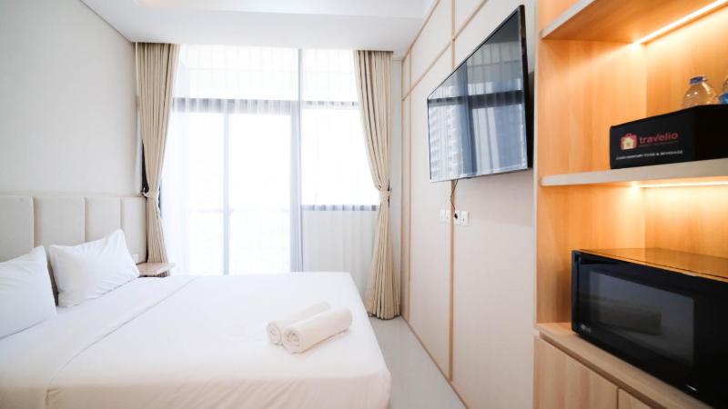 Cozy Studio Connected to Mall at The Vertu Apartment By Travelio - image 3