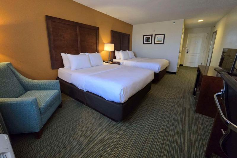 Queen Room with Two Queen Beds - Non-Smoking image 1