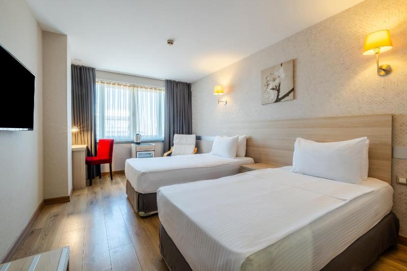 Twin Room image 4