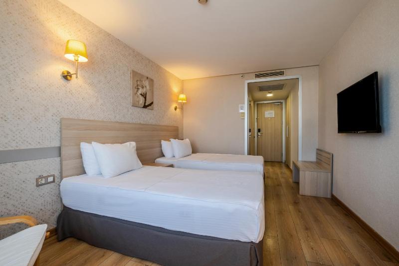 Twin Room image 3