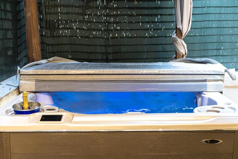 Spa Bath Suite with Terrace image 1