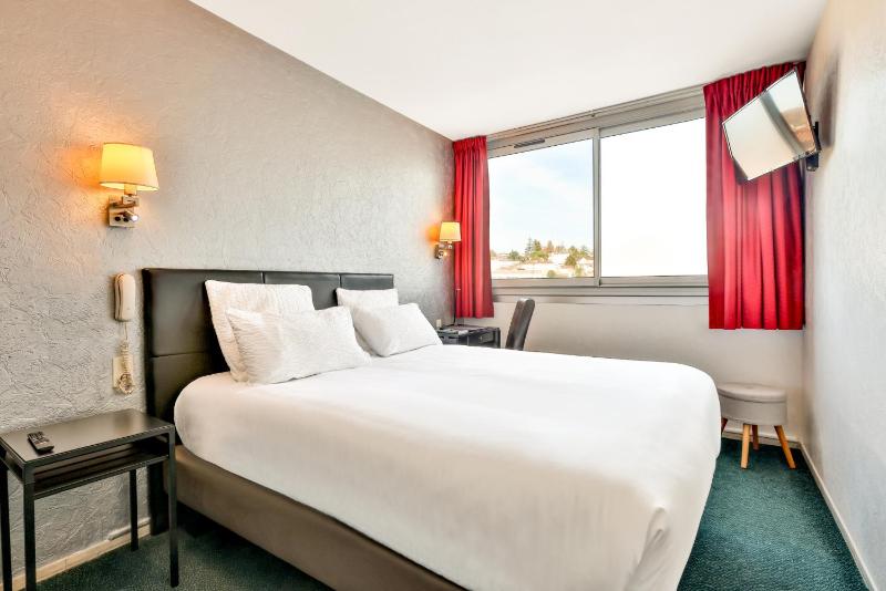 Single Room with Double Bed image 3