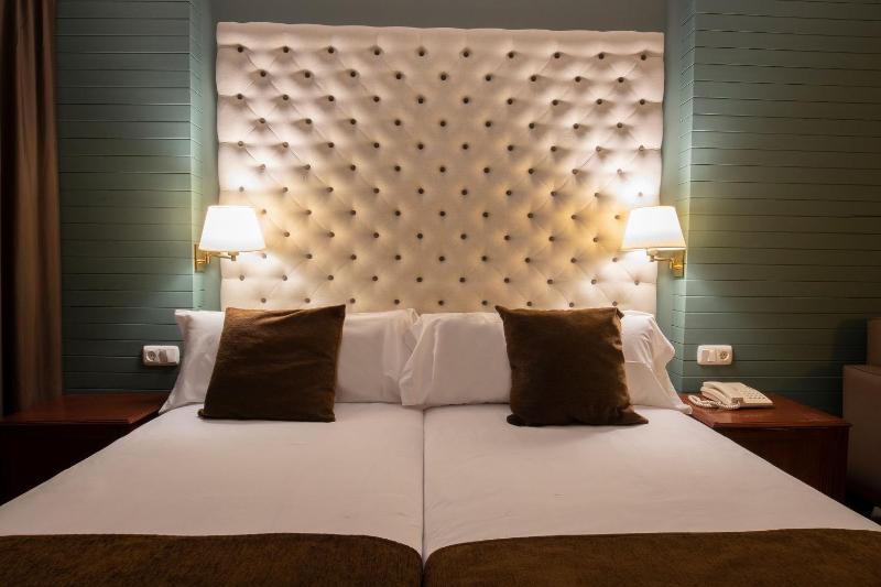 Double Room image 3