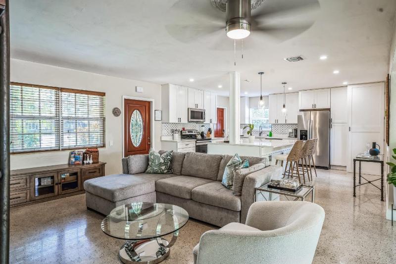Beautiful Comfy Home With Private Hot Tub Close To Beach home - image 19