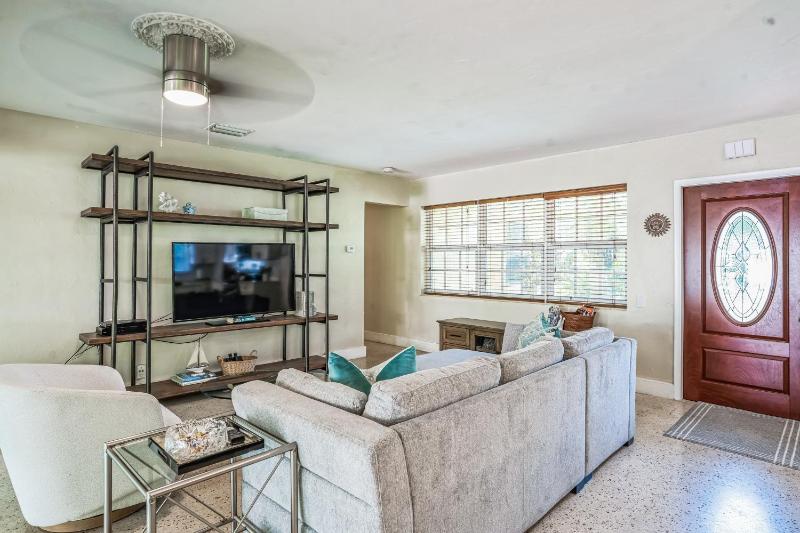 Beautiful Comfy Home With Private Hot Tub Close To Beach home - image 30