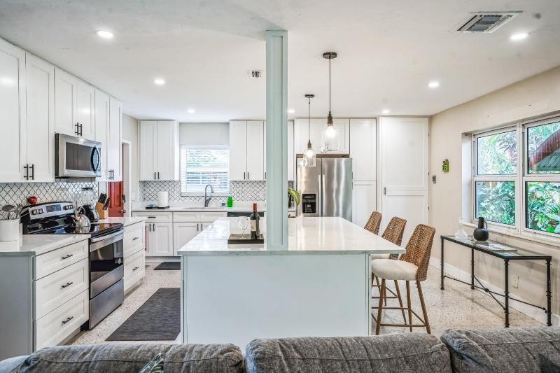 Beautiful Comfy Home With Private Hot Tub Close To Beach home - image 11