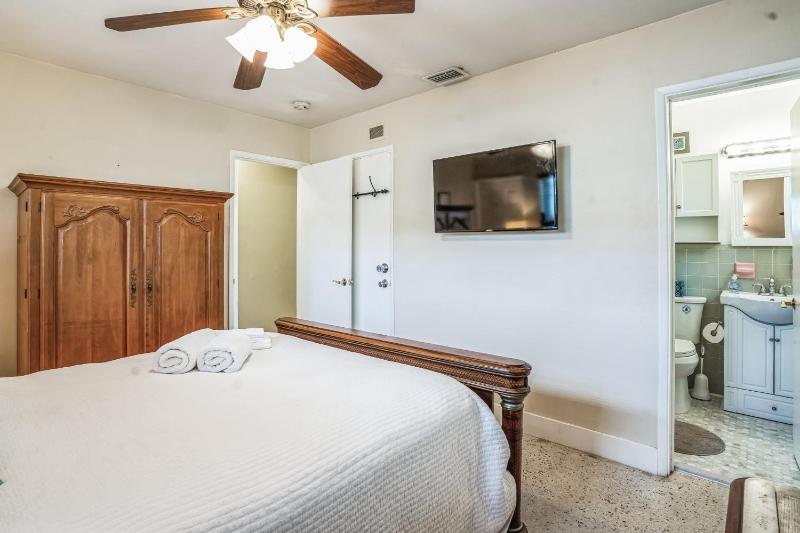 Beautiful Comfy Home With Private Hot Tub Close To Beach home - image 12