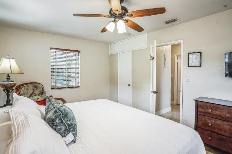 Beautiful Comfy Home With Private Hot Tub Close To Beach home - image 6
