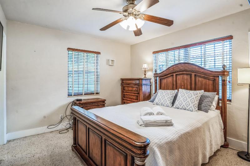 Beautiful Comfy Home With Private Hot Tub Close To Beach home - image 18