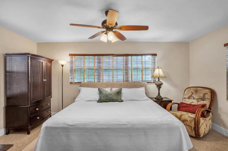 Beautiful Comfy Home With Private Hot Tub Close To Beach home - image 8