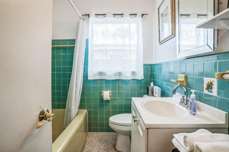 Beautiful Comfy Home With Private Hot Tub Close To Beach home - image 25