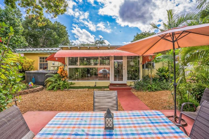 Beautiful Comfy Home With Private Hot Tub Close To Beach home - image 5