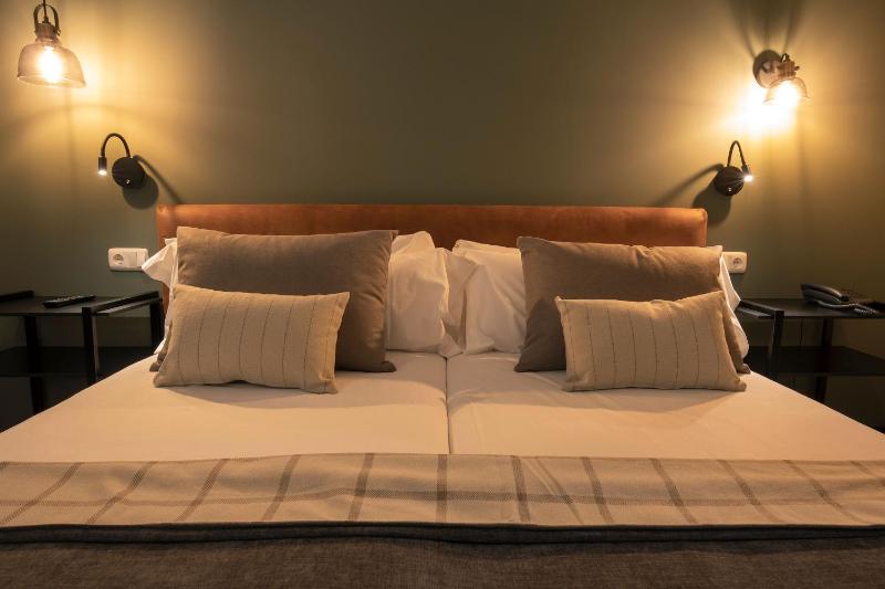 Triple Room (2 Adults + 1 Child) image 1
