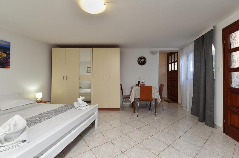 Apartments and rooms Murage 2369 - image 3