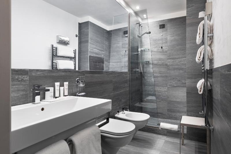 Standard Double Room image 4