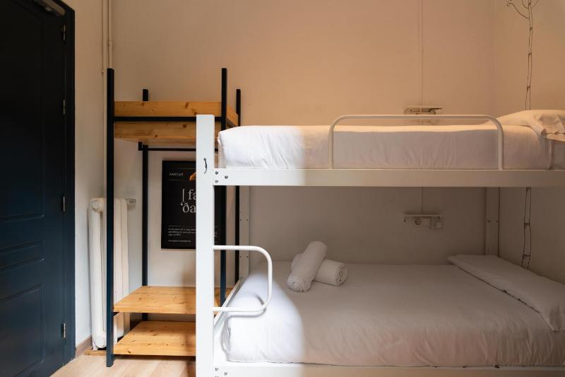 Twin Room with Shared Bathroom image 3