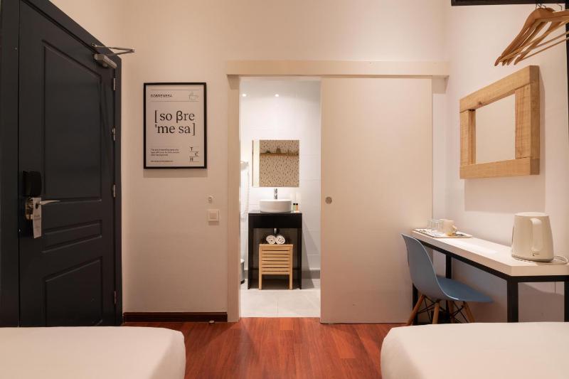 Twin Room with Private Bathroom image 4
