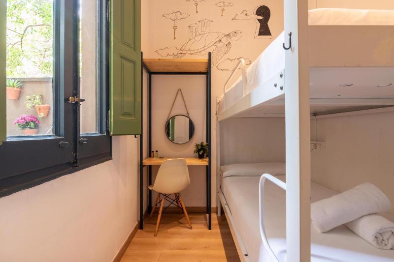 Twin Room with Shared Bathroom image 4